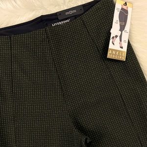 A beautiful pair of Liverpool Ankle Leggings in a houndstooth pant.